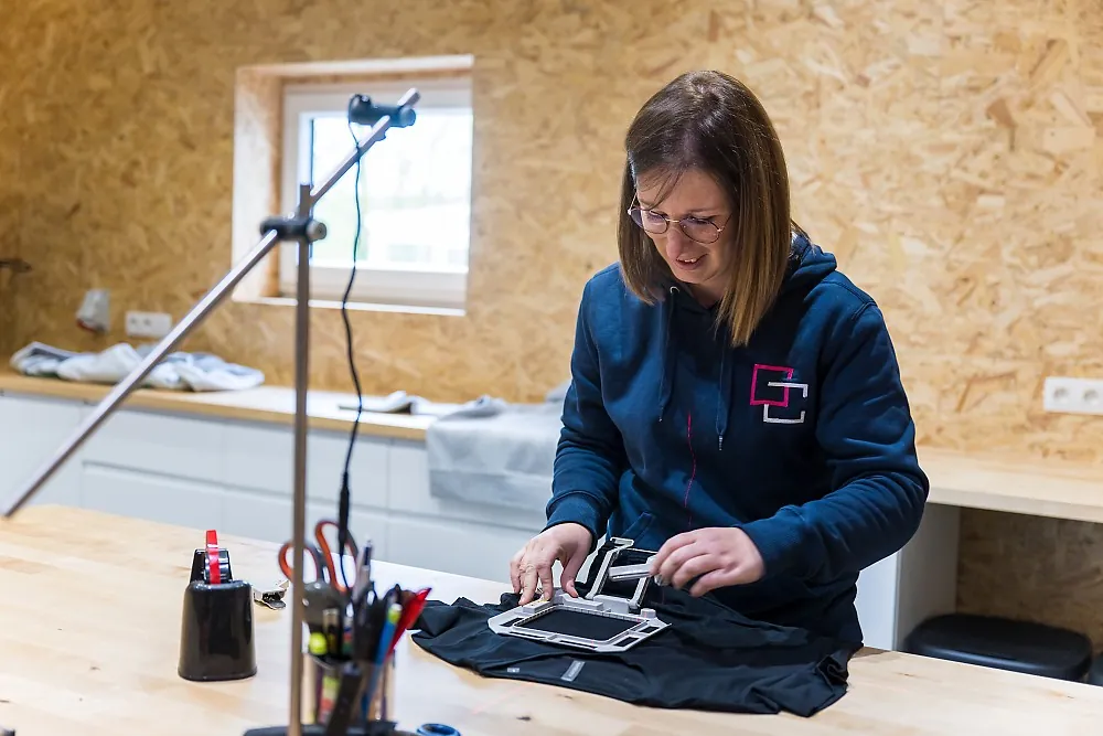 Mise sous cadre d'un t-shirt avant la broderie