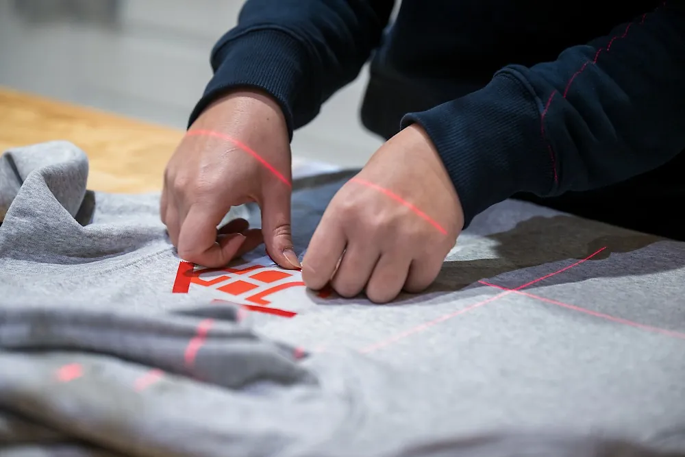Positionnement d'un logo au guide laser sur un sweat