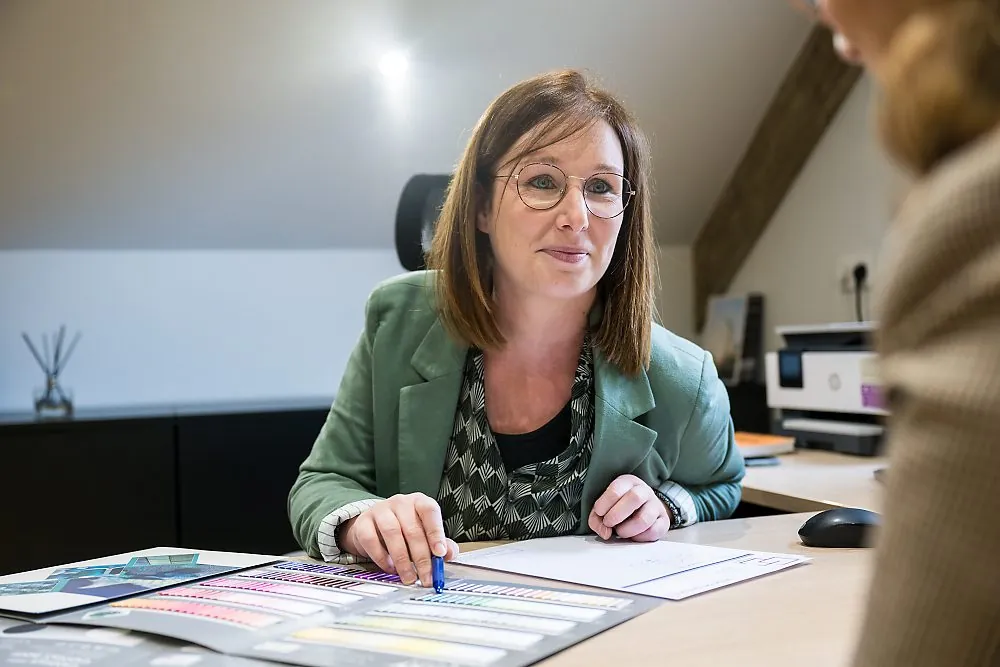 Géraldine présentant un nuancier de couleurs à une cliente