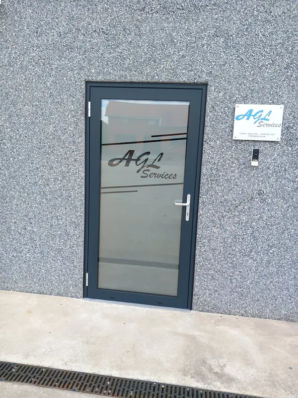 Vitrophanie sur la porte vitrée AGL Services