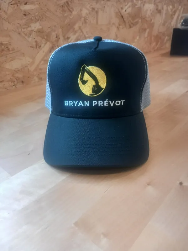 Casquette trucker brodée au logo Bryan Prévot