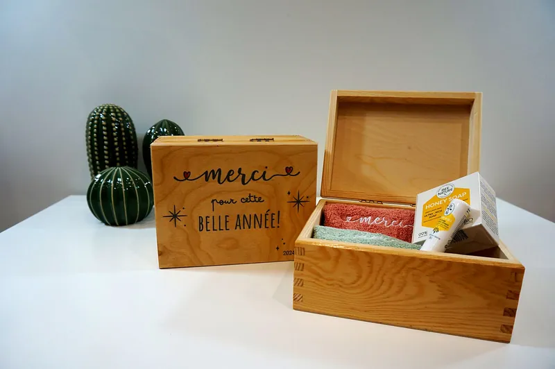 Coffret en bois « Merci pour cette belle année » avec serviette brodée