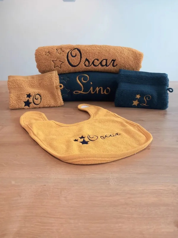 Serviettes, gants de toilette et bavoir brodés aux prénoms Oscar et Lino