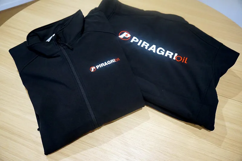 Vestes softshell noires brodées au logo Piragri Oil