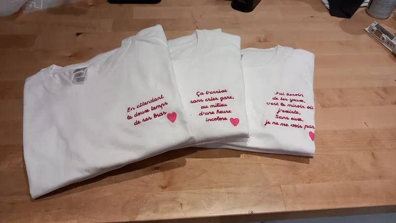 T-shirts blancs brodés de phrases en fil rose